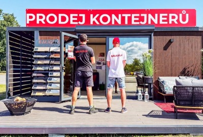 Obytný kontejner Levnykontejner.cz s terasou a dřevníkem na výstavě Země živitelka 2026 v Českých Budějovicích